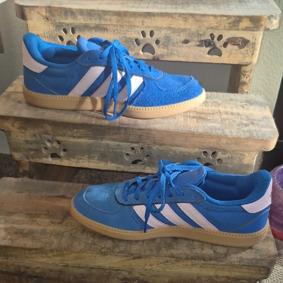Adidas Blue and White Womans Sneakers with Tan Sole - Picture 9 of 13